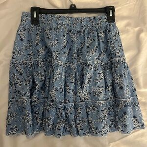 Very cute flowy skirt size M